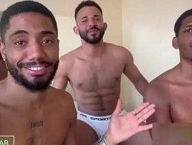 ELE SENTOU NO MEU PAU ENQUANTO CHUVAPA MEU AMIGO gay porn so hot