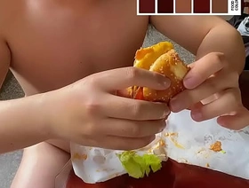 用食物汉堡包自慰射出后当成调味料吃掉 gay porn hot missionary