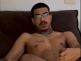 moreno pauzudo 24cm grosso socando uma punheta vendo porno ate gozar gostoso gay porn japan twink
