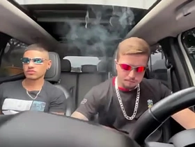 Peguei uma carona com um amigo e ele acabou me comendo no carro e gozando na minha cara. chinese gay sleep porn