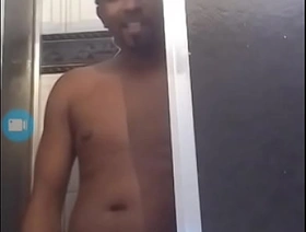 ATOR PÔRNO CARIOCA NEGÃO DOTADO FAZENDO ATENDIMENTOS POR CHAMADA DE VIDEO WHATSAPP COM UMA COROA GOSTOSA porn massage asian gay