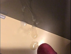 公衆トイレで射精 handsome hot merry porn