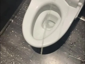 男子大学生がトイレにおしっこ sg twitter gay porn