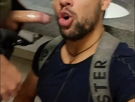 Mamador de boca nas picas desses machos no banheiro do metrô chinese gay porn video