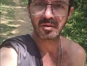 Um lugar tranquilo no parque. gay hot dad porn
