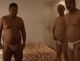 ä¸‰äººã®ãƒãƒƒãƒãƒ£ãƒªãƒ›ãƒ¢è¦ªçˆ¶ãŒè¤Œã‚’ã—ã‚ç”·ã®ä½“ã‚’å‘³ã‚ã„ã¤ãã™ï¼[ãƒ•ãƒ³ãƒ‰ã‚·ã€€ put emphasize gay porn japan