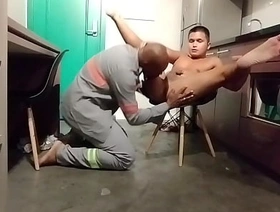 Trabalhador fode assiatico no pelo gay porn bareback hot