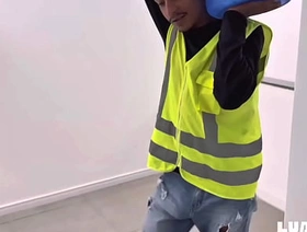 fui entregar água na casa do viadinho, Me deu mole, já aproveitei pra comer o rabão dele gay vietnam porn