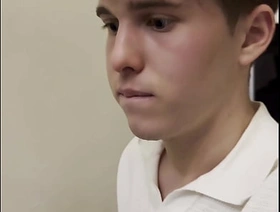 Twink con fimosis se masturba a escondidas en la comida traditional gay hot sexy porn