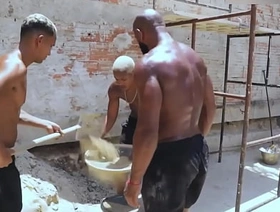 Trabalhando na obra com um amigo e o encarregado tava todo cheio de graça. Safado pra pagar nossa diária exigiu que a gente fudesse ele. korean gay papa porn