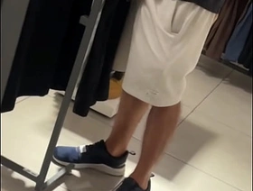 DANDO PRA UM BOY PUTO NO PROVADOR DA LOJA NO SHOPPING. QUASE NOS PEGARAM. - Unorthodox rub down japan porn gay