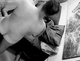 Câmera escondida com três caras excitados transando com intensidade no quarto do alojamento. gay porn jap dirty porn