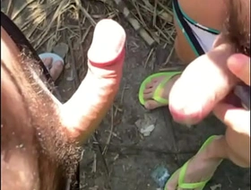 COMI UM DESCONHECIDO QUE ESTAVA BATENDO UMA NA TRILHA. merry chinese twink porn