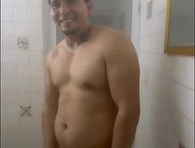 Me encanta cuando me invitan al vapor para verme desnudo y después me manosean y me terminan convenciendo de que me los folle chinese dad son gay porn