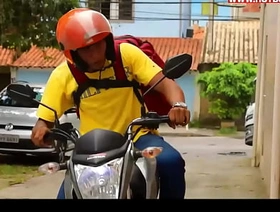 Mamando o pirocão do entregador hot twinks gay porn