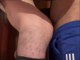 Mi amigo y yo nos quedamos solos en casa y esto es lo que pasó... korean sex porn gay