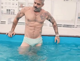 BRASILEIRO XL ENCONTRÉ EN LA PISCINA DE MÍ EDIFICIO UN Paterfamilias DELICIOSO Y ME DEJÓ SUS MECOS EN MI AGUJERO hot dastardly in life kin gay porn