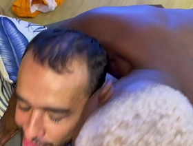 UMA TROCA JUSTA! MEU VIZINHO VEIO LAVAR SUAS ROUPAS AQUI EM CASA, APROVEITEI E SENTEI NA PICA DELE - FULL Peppery hot gay porn teacher