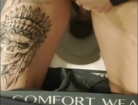 Je pisse en gros plans et je fais des gros proutes qui chlingues sur les chiottes, chinese detached porn kiss