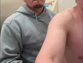 Cuando te das al empleado de la tienda, no mames delicioso cuando te atienden y después te la chupan chinese bear gay porn