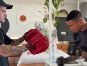 Buddy associate with chamou pra treinar na casa dele, mas o cunhado dele estava lá e queria era dar pra nós dois. - Free chinese spanking gay porn