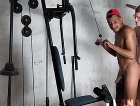 Meu parceiro Hétero me ajudou a treinar ! Eu Só não contava que ele curtia uma brotheragem gay chinese sleep porn