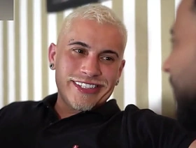 Contando pro meu p.r.i.m.o que tranzei com meu chefe. Ficamos com tesão e fizemos um troca troca gostoso. - Free japan gay porn hunk