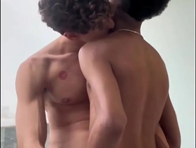 Chamei o colega da faculdade pra vir fazer um trabalho em casa, mas o puto queria duration fuder. hot gay slave porn