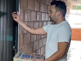 Repartidor se cobra la entrega con mi culo, me da tan duro y me preña en mi casa ¡sexo duro entre dos hombres! gay chinese cum porn