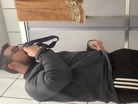 Gozando ao cheirar a calcinha da vizinha   punheta fumando e piscando o cuzão gay porn desi hot