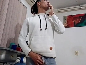 En pijama el enfermero expulsado se la soba hasta el orgasmo: Raba Erre Pro taiwan porn gay