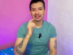 Futbolista pone a que el mesero twink le haga garganta profunda a su vergota en los baños ! Historia de seguidor japan gay trainer porn