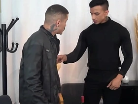 De bobeira na rua, um gringo me chamou pra tomar um vinho no AP dele. Gozamos gostoso. korean gay porn twink