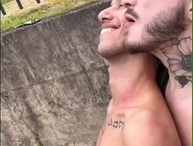 Novinhos fudendo na trilha em público enquanto o trem passa gay sg nsf porn