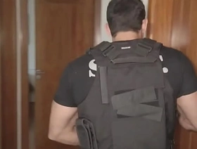 Fui fazer uma operação da SWAT na casa de um bandido, adrenalina virou tesão e acabei comendo meu colega de farda. korean gay kissing porn