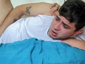 Padrastro confunde accidentalmente a su hijastro dejando su culo abierto y lleno de un montón de creampie hot gay porn download