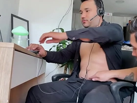 No me puedo resistir y le entrego mi culo a mi padrastro mientras está trabajando y estamos solos hot gay teen porn