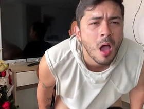 Hijastro cachondo provoca al padrastro hasta que le da verga en el culo dejándolo abierto y preñandolo copulate boys gay porn