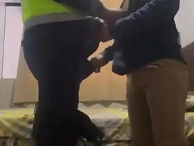 Jovencito es encontrado por un policía haciendo cruising, el joven lo coquetea y lo invita a coger pero el poli mejor pre... chinese gay porn download