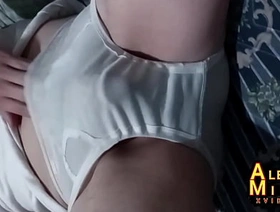 Sexy aficionado se acaricia suave y seductoramente la verga en ropa interior blanca Alejandro Mistral japan gay porn no mask