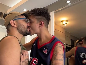 SAFADO VEIO FUDER COMIGO E ENCHI O CUZINHO DE LEITE asian massage porn gay