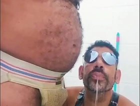 TOILET HUMAN. O PRAZER DE FAZER UM SUB DE MICTÓRIO. E AINDA COMER O SEBO DA MINHA PICA hot muscle daddy gay porn