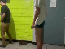 Maduro pide ayuda a recepción de su hospedaje por un problema técnico. El joven de Roomservice acude al llamado del hué... future boy gay porn japan