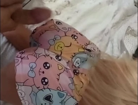 Madrasta gostosa se curva e enfia o rosto do enteado em seu doce regalo por trás ( SEX TOY ) hot gay porn teen