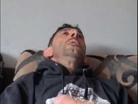 Me hago una paja en el sofá mientras fumo yn cigarrillo y me corro gay porn hot muscle