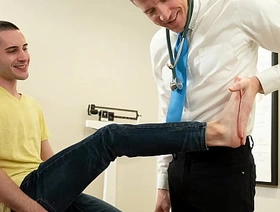 Petite Guy Had to Espy the Big Man Again for Some Intimate Fun - Tinytwink korean gay porn english sub