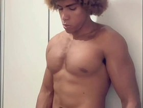 NEGAO DOTADO BATENDO PUNHETA COM BRINQUEDO gay hot romantic porn