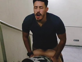 ENCONTREI DOIS CARAS TRANSANDO NAS ESCADAS Carry out SHOPPING E RESOLVI PARTICIPAR porn hot gay sex