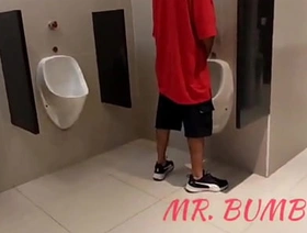 FAZENDO BANHEIRÃO NO SHOPPING DA ELITE. MUITOS VÍDEOS COMPLETOS DE BANHEIRÃO NO RED E SUBSCRIÇÃO hot gay porn studs