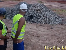 Funcionários da prefei.... da cidade fudendo escondido na obras. romantic korean gay porn